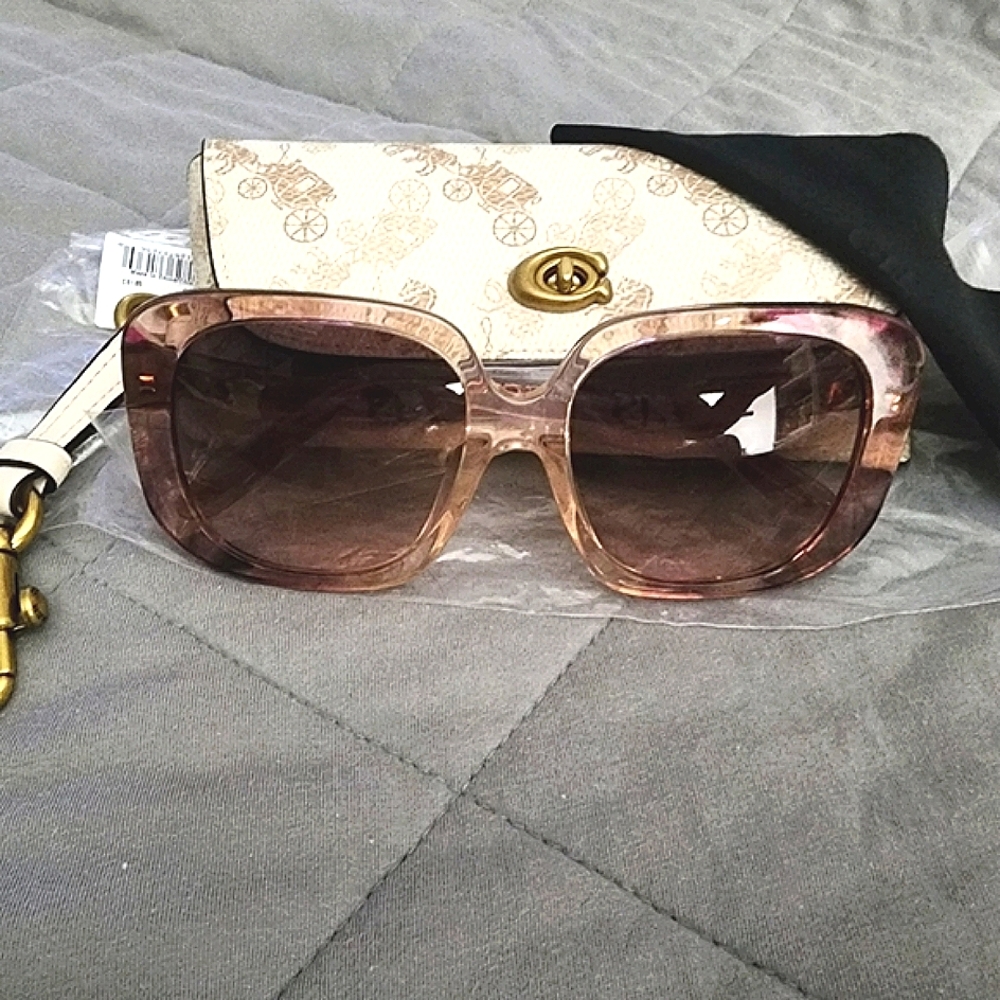 COACH sunglasses With a Case 💕💕💕💕💕